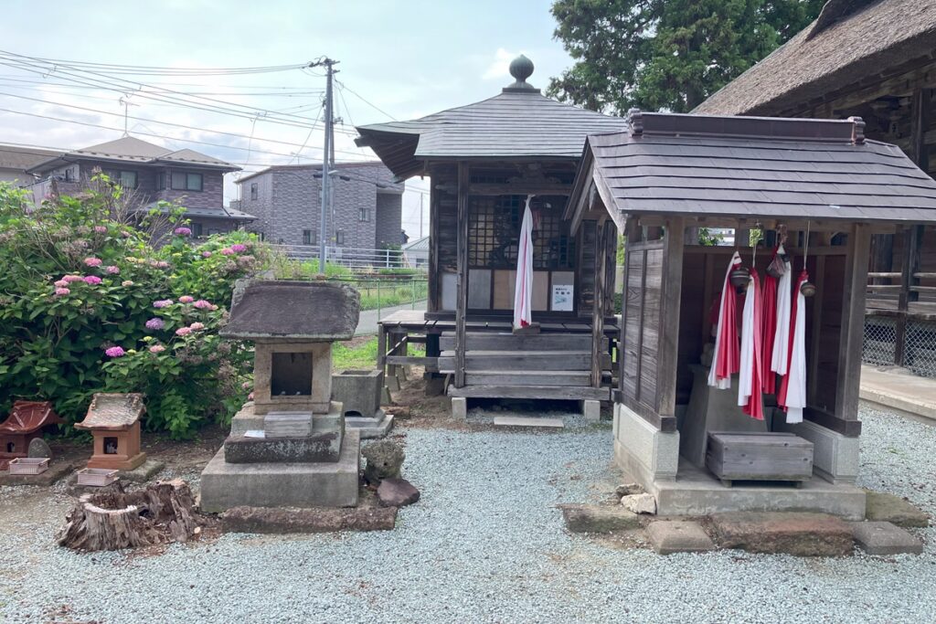 前・地蔵尊と祠　後・不動尊